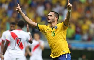 Meses depois da Copa Am�rica, a Sele��o Brasileira come�ou a sua caminhada nas eliminat�rias do Mundial de 2018. E  come�ou mal, perdendo para o Chile por 2 a 0. A Sele��o recuperou-se na rodada seguinte ao vencer a Venezuela. Nos dois jogos seguintes, empate com a Argentina em Buenos Aires e vit�ria sobre o Peru. Com isso, o Brasil est� em terceiro na classifica��o. O pr�ximo jogo � contra o Uruguai, em mar�o, na Arena Pernambuco.