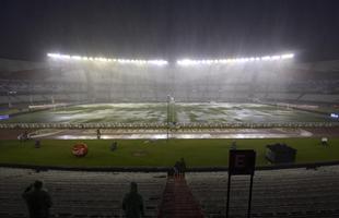 O jogo com a Argentina pelas Eliminat�rias, em novembro, ficou marcado pelo adiamento. A partida iria acontecer no dia 12, mas um temporal desabou em Buenos Aires, deixando o gramdo sem condi��es de jogo. A partida aconteceu no dia seguinte.