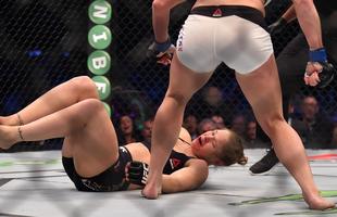 Foi difcil para a norte-americana Ronda Rousey digerir a derrota para Holly Holm no UFC. A primeira na carreira de Ronda, que disputa na categoria galo. Do octgono, a lutadora seguiu direto para o hospital, tamanho o estrago feito por Holly. 