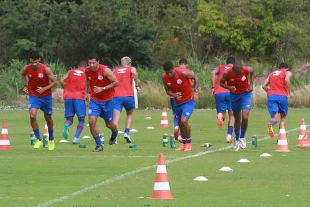 Elenco alvirrubro suou bastante a camisa com trabalhos que variaram entre o fsico e, surpreendendo, at mesmo o ttico com bola