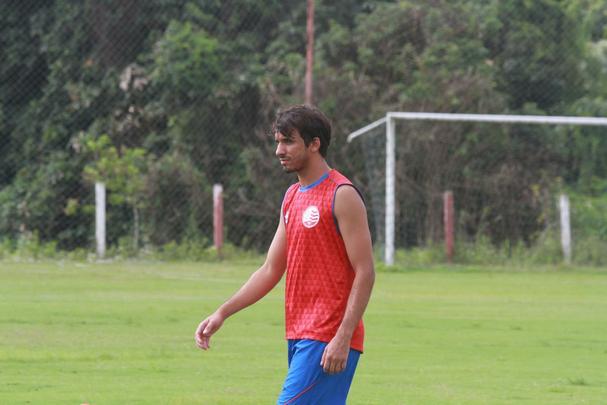 Elenco alvirrubro suou bastante a camisa com trabalhos que variaram entre o fsico e, surpreendendo, at mesmo o ttico com bola