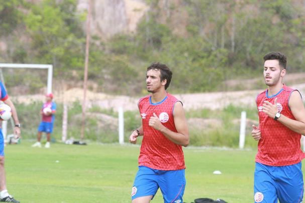 Elenco alvirrubro suou bastante a camisa com trabalhos que variaram entre o fsico e, surpreendendo, at mesmo o ttico com bola