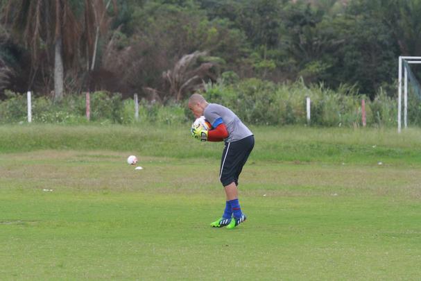 Elenco alvirrubro suou bastante a camisa com trabalhos que variaram entre o fsico e, surpreendendo, at mesmo o ttico com bola