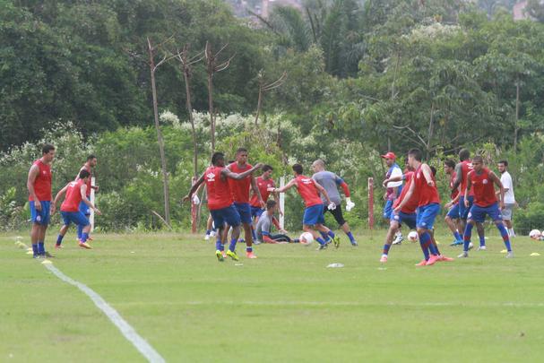 Elenco alvirrubro suou bastante a camisa com trabalhos que variaram entre o fsico e, surpreendendo, at mesmo o ttico com bola