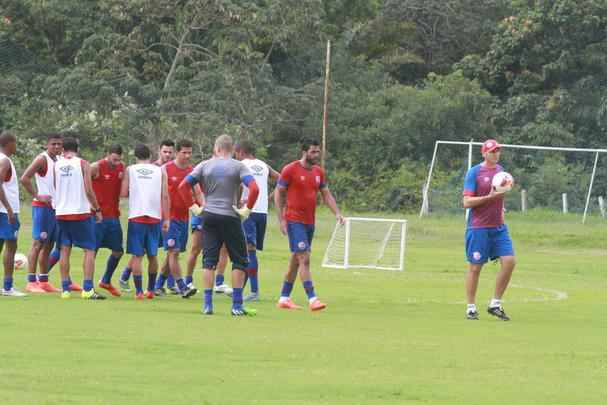 Elenco alvirrubro suou bastante a camisa com trabalhos que variaram entre o fsico e, surpreendendo, at mesmo o ttico com bola