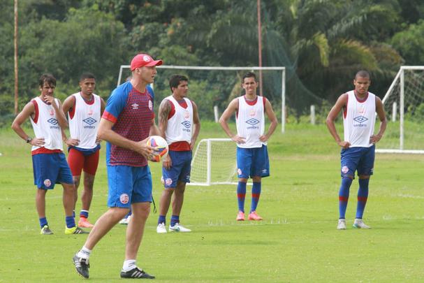 Elenco alvirrubro suou bastante a camisa com trabalhos que variaram entre o fsico e, surpreendendo, at mesmo o ttico com bola