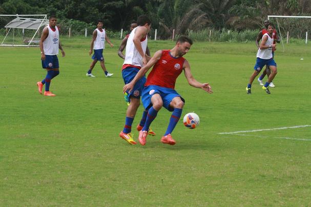 Elenco alvirrubro suou bastante a camisa com trabalhos que variaram entre o fsico e, surpreendendo, at mesmo o ttico com bola