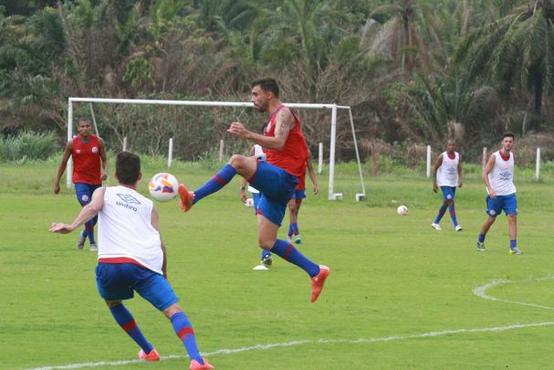 Elenco alvirrubro suou bastante a camisa com trabalhos que variaram entre o fsico e, surpreendendo, at mesmo o ttico com bola