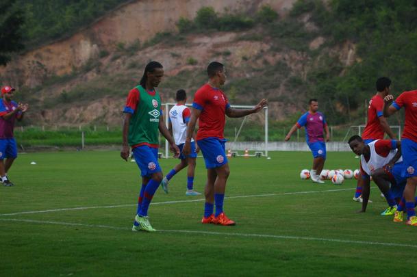 Atacante treinou normalmente, mas ainda no assinou contrato e nem foi apresentado de forma oficial