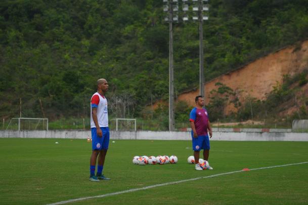 Atacante treinou normalmente, mas ainda no assinou contrato e nem foi apresentado de forma oficial