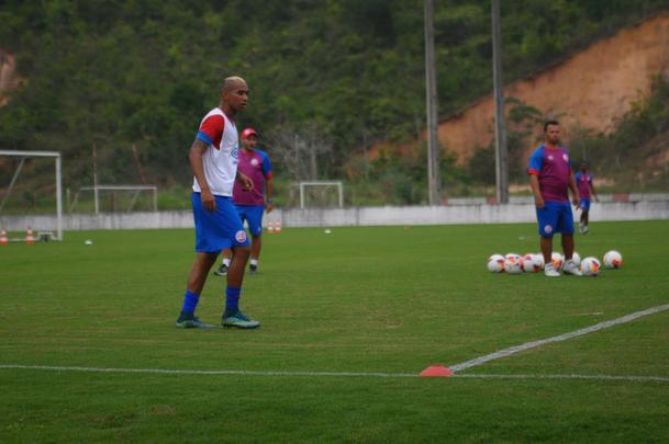 Atacante treinou normalmente, mas ainda no assinou contrato e nem foi apresentado de forma oficial