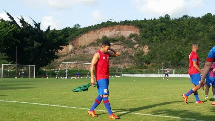 Lateral direito chegou ao clube nesta terça-feira e pode ser o titular do Náutico na temporada 2016