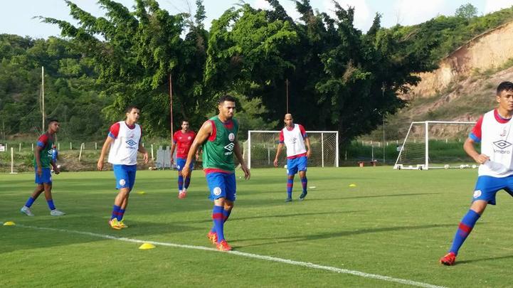 Lateral direito chegou ao clube nesta terça-feira e pode ser o titular do Náutico na temporada 2016