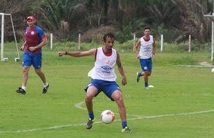 Caque Valdivia (meia), contratado junto ao Cruzeiro