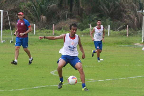 Caque Valdivia (meia), contratado junto ao Cruzeiro