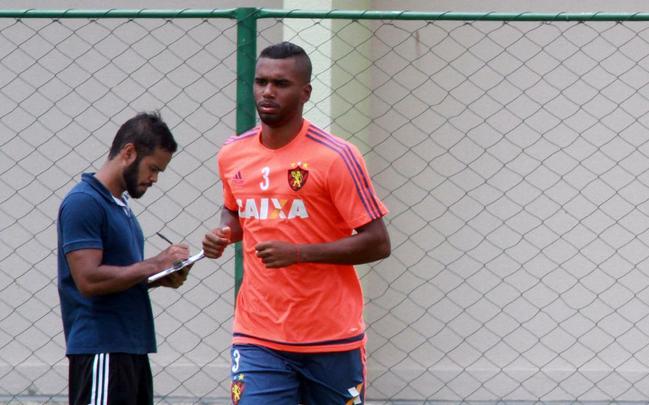 Luiz Antnio (volante) vivia uma fase atribulada no Flamengo, com problemas extracampo. Assinou contrato de um ano com o Sport, por emprstimo