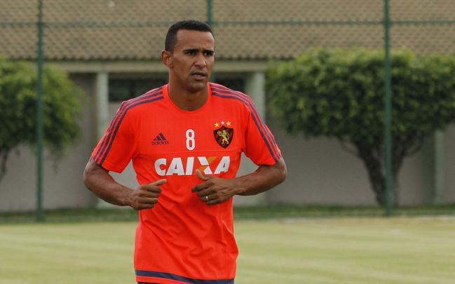 Serginho (volante), assim como Christiano, veio do Vasco e tambm assinou por dois anos com o Sport. E j mostrou que pode ser um dos lderes do elenco