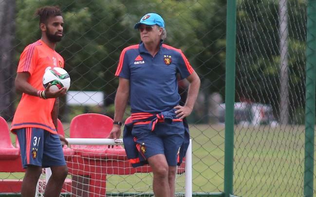 Maicon (lateral direito) foi pedido pelo tcnico Falco e ficar no Sport at o fim de 2016. Veio por emprstimo, com opo de compra, do Livorno-ITA