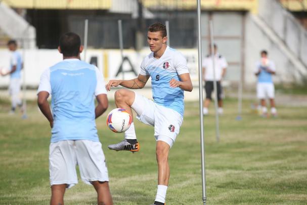 talo (atacante) veio do Coritiba como uma aposta e ficar no Arruda at o fim de 2016