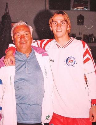 Quando jogou no Argentinos Juniors, o volante Esteban Cambiasso, hoje completamente calvo, ainda era um adolescente cabeludo. Saiu do clube para se tornar um dos principais jogadores argentinos de sua gerao, com passagem de destaque pela Inter de Milo