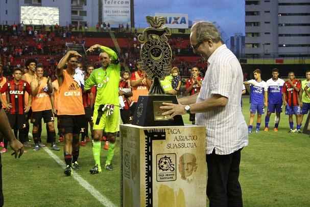 Magro e Durval foram ovacionados ao levantarem a Taa Ariano Suassuna na Ilha do Retiro