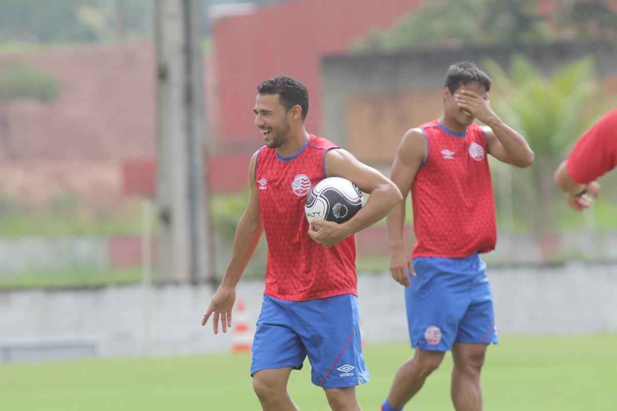 O lateral direito Walber  uma das caras novas do Nutico para a temporada. Aos 28 anos, ele chega do Amrica-MG para ser o dono da lateral direita do Timbu at o fim do ano.