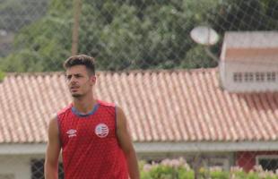 Natural de Porto Alegre, no Rio Grande do Sul, o meia Lukas Brambilla, 21 anos,  mais um jogador que estava na base do Nutico e foi promovido aos profissionais nesta temporada. 