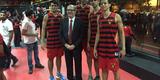 Quando chegou  loja, o presidente Joo Humberto Martorelli, posou para foto ao lado dos atletas do basquete leonino