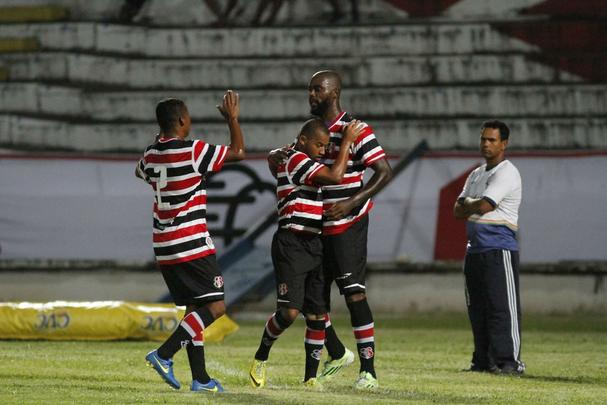 
Se o esquema que Martelotte usou na ltima Srie B e no amistoso frente ao Flamengo, no ltimo domingo, j era considerado bastante predisposto ao ataque, o utilizado diante do time paraibano foi ainda mais