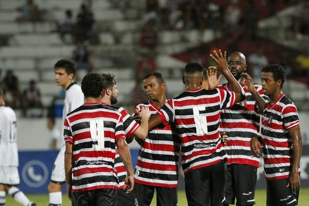 
Se o esquema que Martelotte usou na ltima Srie B e no amistoso frente ao Flamengo, no ltimo domingo, j era considerado bastante predisposto ao ataque, o utilizado diante do time paraibano foi ainda mais