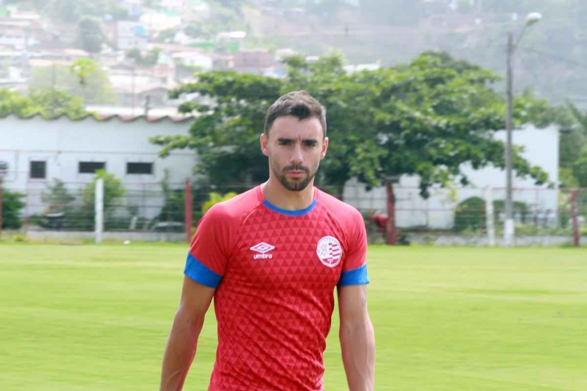 Em 2014, o lateral esquerdo Gastn Filgueira chegou ao Nutico como um desconhecido. Classificado como um jogador de baixo custo, comeou a ganhar mais espao na temporada seguinte e virou titular da equipe alvirrubra. O urguaio de 30 anos renovou o vnculo para 2016 e, na Srie B, tem tambm atuado como volante.