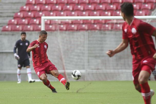 O zagueiro Fabiano Eller é o atleta mais exepriente do elenco alvirrubro. Único nascido na década de 1970, ele tem 38 anos e, com bagagem acumalada em clubes como Internacional e Atlético de Madrid, é um dos líderes do elenco ainda que não seja titular absoluto. O zagueiro chegou ao Timbu na temporada passada vindo do Red Bull-SP.