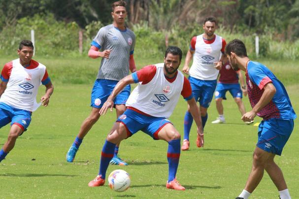 O zagueiro Ronaldo Alves estava no Internacional antes defender o Náutico pela primeira vez em 2011. Em seguida, o atleta passou por Criciúma e Avaí até retornar ao Timbu. Aos 26 anos, ele é titular absluto da equipe alvirrubra.