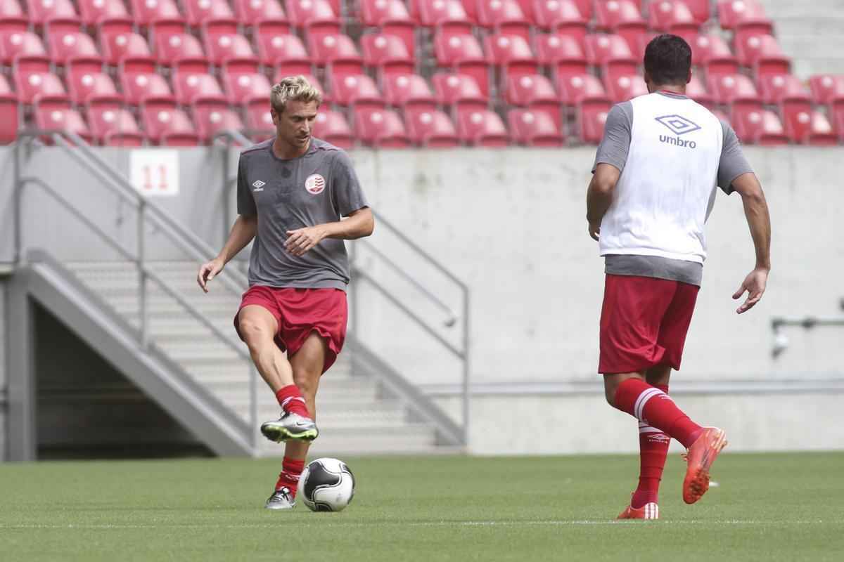 Aps passagem discreta pelo Sport, onde participou da campanha ao acesso  Srie A em 2013, Rafael Pereira, 31 anos, foi um dos ltimos reforos do Nutico na ltima temporada. Inclusive, tambm foi utilizado na lateral direita. Com o desempenho aprovado, renovou contrato at o fim de 2016.