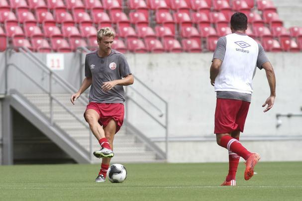 Após passagem discreta pelo Sport, onde participou da campanha ao acesso à Série A em 2013, Rafael Pereira, 31 anos, foi um dos últimos reforços do Náutico na última temporada. Inclusive, também foi utilizado na lateral direita. Com o desempenho aprovado, renovou contrato até o fim de 2016.