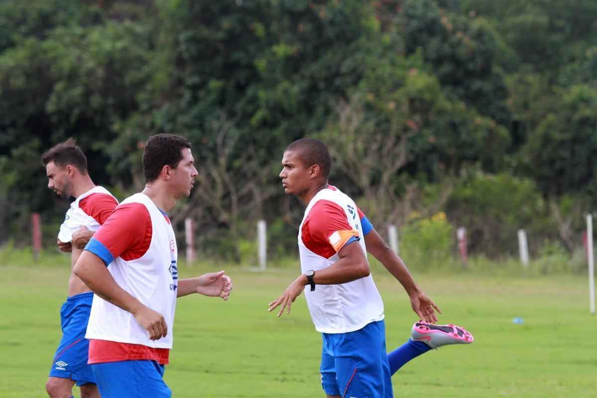 O volante Niel (D), 21 anos,  cria da base do Nutico e comeou a ter mais oportunidades no clube na temporada passada. Renovou contrato para este ano e chegou a figurar na equipe titular, mas sofreu uma grave leso no joelho e s deve voltar a campo no final de 2016.