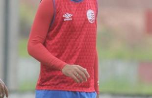 Destaque do Nutico na Copa do Nordeste Sub-20, o volante Cal foi promovido ao time profissional nesta temporada. Natural do Recife, ele tem 20 anos. 