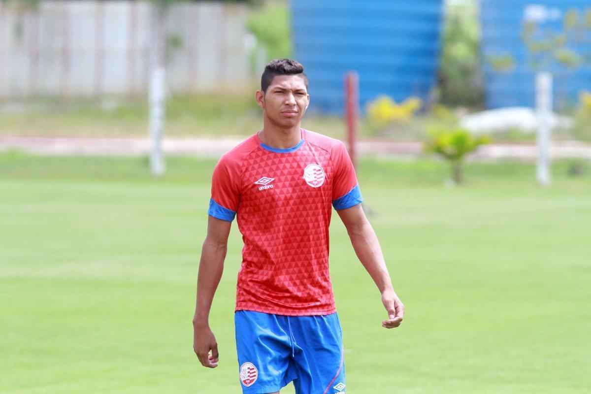 Cedido pelo Cruzeiro, Rony, 20 anos, foi um dos destaques da pr-temporada do Nutico com seu jogo rpido e de habilidade. Nas palavras, o meia-atacante tambm chamou ateno ao se comparar com o astro Neymar, do Barcelona e Seleo Brasileira.