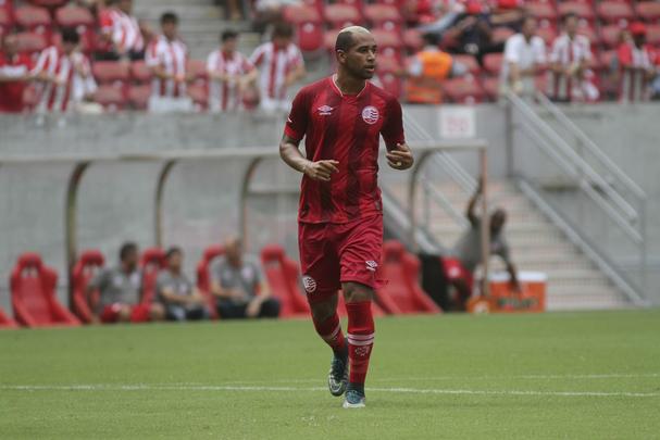 Aps jogar a temporada 2015 pelo Figueirense, Thiago Santana chegou ao Nutico para disputar uma posio no ataque do time alvirrubro. Aos 23 anos, o ex-jogador do Figueirense  um dos reforos trazidos pelo Timbu em busca de uma taa ao clube.