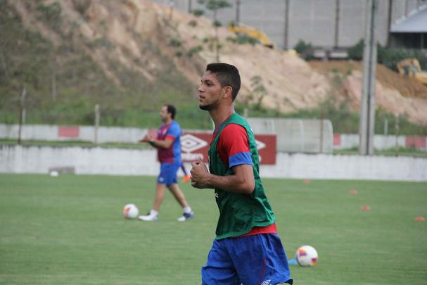 Primo do ex-atacante Leonardo, dolo do Sport, o atacante Joo Paulo, 20 anos, foi formado na base do Nutico e ainda busca espao no clube. No passado, teve leses. No comeo deste ano, chegou a ser titular nos primeiros treinos, mas acabou saindo da equipe titular. 