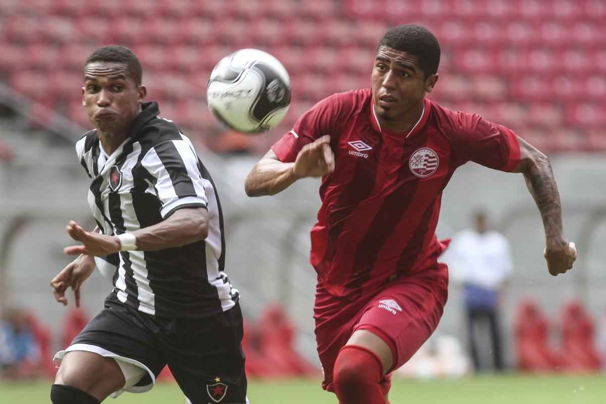 Remanescente da ltima campanha do Nutico, o atacante Brgson teve uma leso sria no incio do ano e volta a ficar  disposio no Campeonato Brasileiro da Srie B. O atleta de 25 anos fez muita falta na disputa do estadual. 