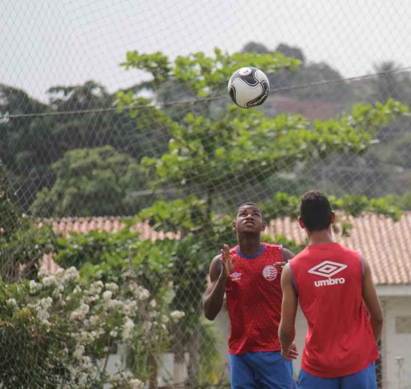 Considerado uma das promessas da categoria de base do Nutico, Jefferson Nem, 20 anos, comeou a temporada em busca de mais espao e at teve algumas chances. O atacante, natural de Jaboo dos Guararapes, no Grande Recife, tem passagem pela Seleo Brasileira Sub-17.