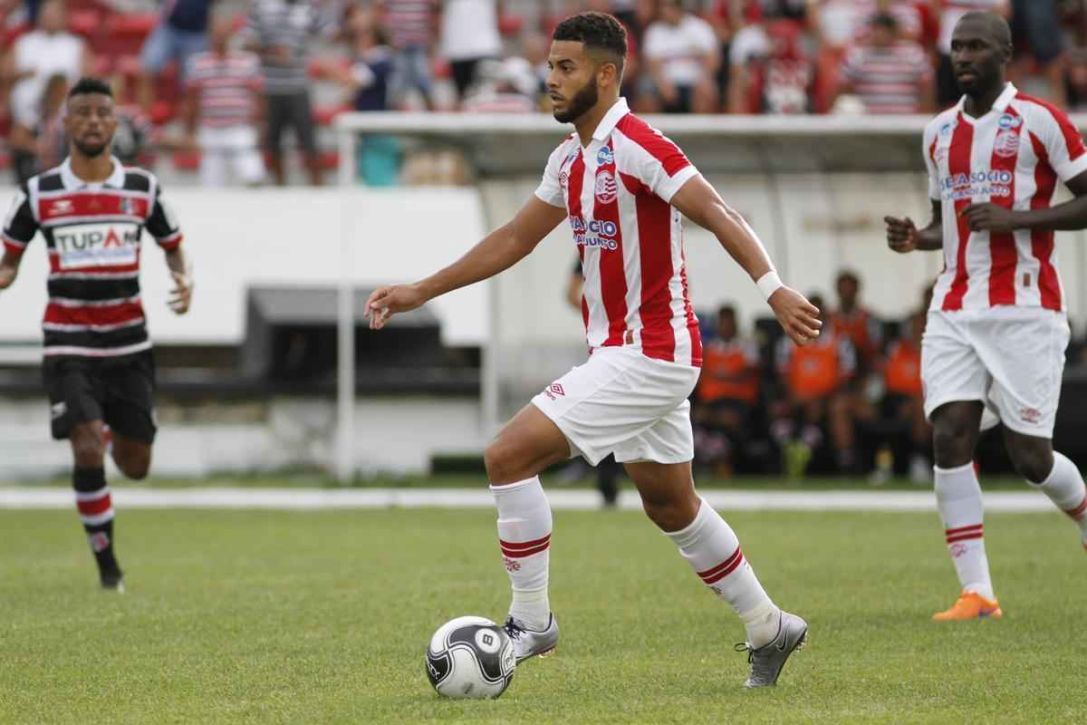 Vindo do Coritiba, o lateral esquerdo Henrique, 21 anos, chegou logo aps a suspenso de Gaston por dois jogos, ocasionada por uma expulso num clssico contra o Sport. Mal chegou ao time, Henrique j teve a misso de ser titular e no comprometeu.