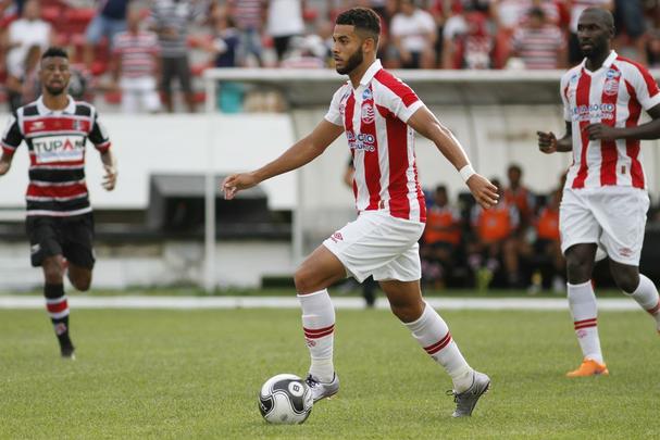 Vindo do Coritiba, o lateral esquerdo Henrique, 21 anos, chegou logo após a suspensão de Gaston por dois jogos, ocasionada por uma expulsão num clássico contra o Sport. Mal chegou ao time, Henrique já teve a missão de ser titular e não comprometeu.