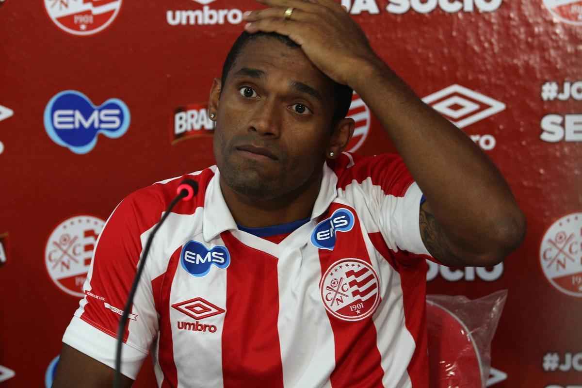 Aps as sadas de Elicarlos e Fernando Pires, alm da leso de Niel, o Nutico teve que buscar uma pea de reposio para a cabea de rea. Veio o experiente Ygor, de 31 anos, com passagens por Fluminense e Gois.