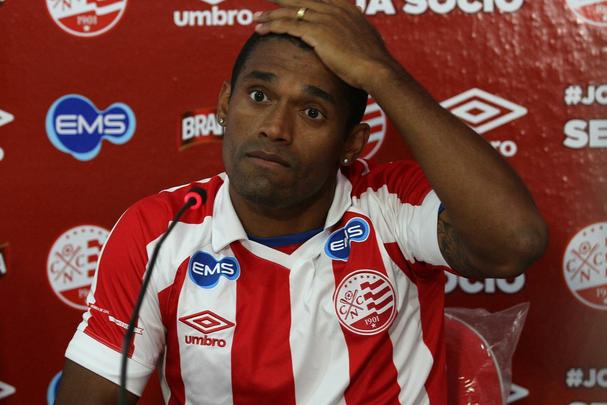 Aps as sadas de Elicarlos e Fernando Pires, alm da leso de Niel, o Nutico teve que buscar uma pea de reposio para a cabea de rea. Veio o experiente Ygor, de 31 anos, com passagens por Fluminense e Gois.