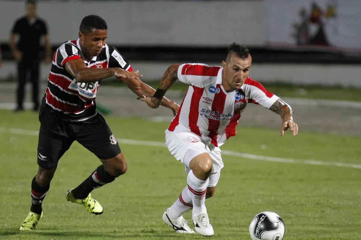 Contratado para ser o homem-gol do Nutico, Rafael Coelho tem passagens por clubes das regies Sul e Sudeste. Foi destaque e artilheiro da Srie B pelo Figueirense em 2009. Tambm passou por Vasco e Ava antes de ir para o futebol oriental. Atuou na China e na ndia antes de desembarcar no Recife.