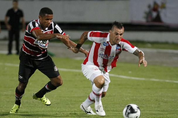 Contratado para ser o homem-gol do Náutico, Rafael Coelho tem passagens por clubes das regiões Sul e Sudeste. Foi destaque e artilheiro da Série B pelo Figueirense em 2009. Também passou por Vasco e Avaí antes de ir para o futebol oriental. Atuou na China e na Índia antes de desembarcar no Recife.