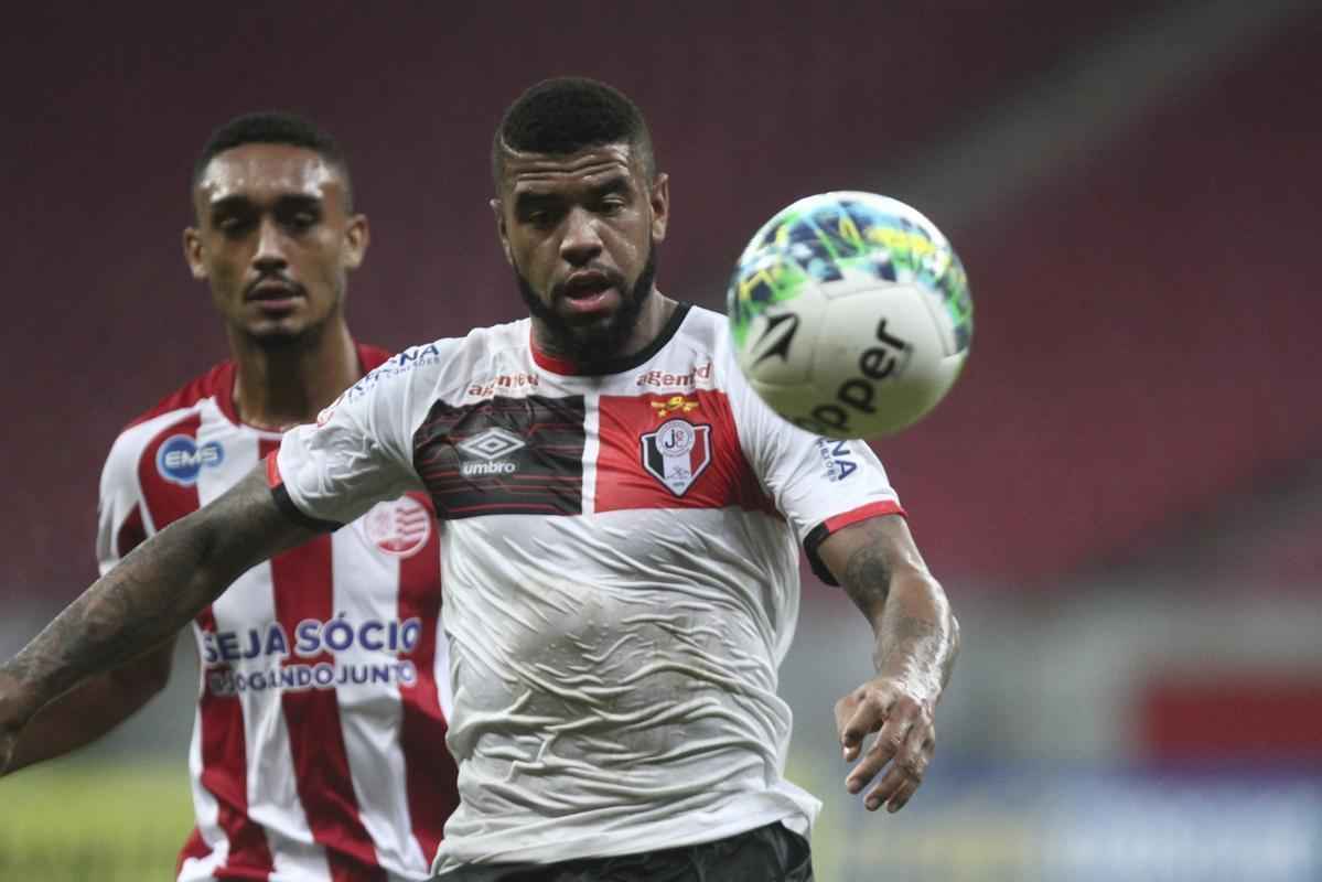 O volante Eurico, de 21 anos, foi revelado pelo Cruzeiro e trabalhou com o tcnico Alexandre Gallo no incio do ano, na Ponte Preta. Alm disso, tem passagem pela Seleo Brasileira de base e jogou o pan-americano de 2015. Foi contratado no incio da Srie B para compor o elenco alvirrubro.