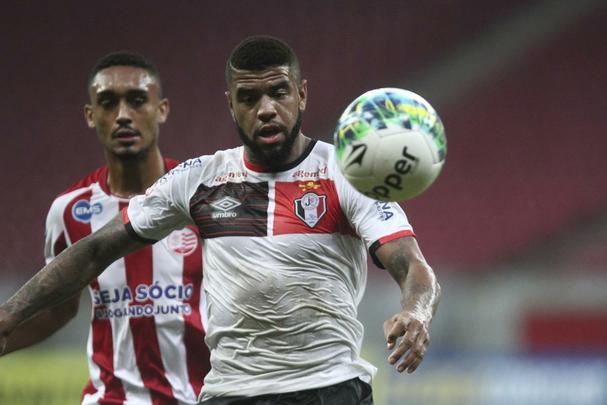 O volante Eurico, de 21 anos, foi revelado pelo Cruzeiro e trabalhou com o técnico Alexandre Gallo no início do ano, na Ponte Preta. Além disso, tem passagem pela Seleção Brasileira de base e jogou o pan-americano de 2015. Foi contratado no início da Série B para compor o elenco alvirrubro.